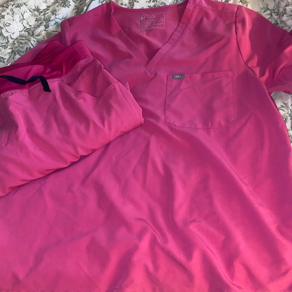 Figs bright Pink Scrub Set